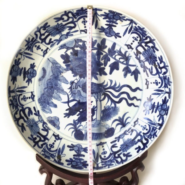 Grand plat porcelaine Ming (bleu et blanc), phénix et des 3 amis, 38 cm – Image 6