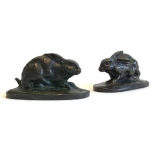 Bronze signé d'Antoine Louis BARYE (1796-1875). Lapin aux oreilles baissées
