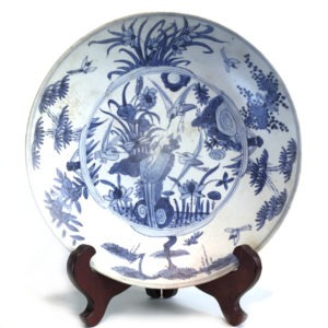 Grand plat porcelaine Ming (bleu et blanc), décor grues et des 3 amis, 38 cm