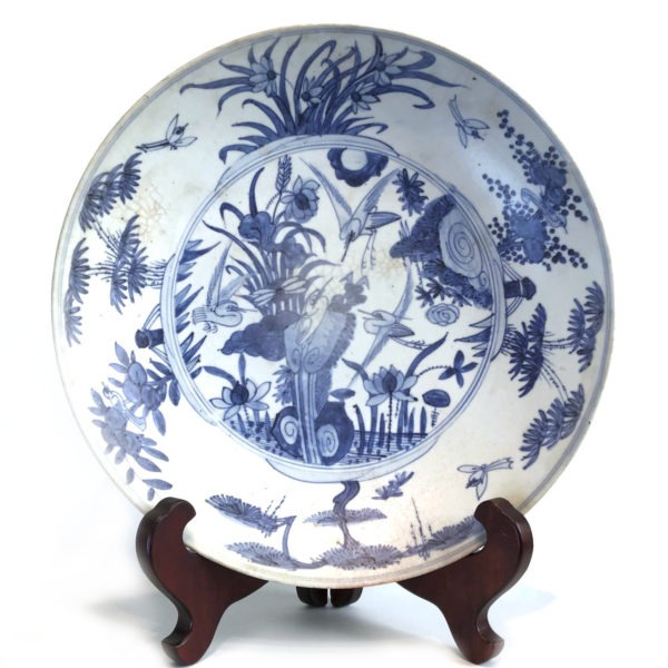 Grand plat porcelaine Ming (bleu et blanc), décor grues et des 3 amis, 38 cm
