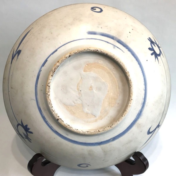 Grand plat porcelaine Ming (bleu et blanc), décor grues et des 3 amis, 38 cm – Image 3