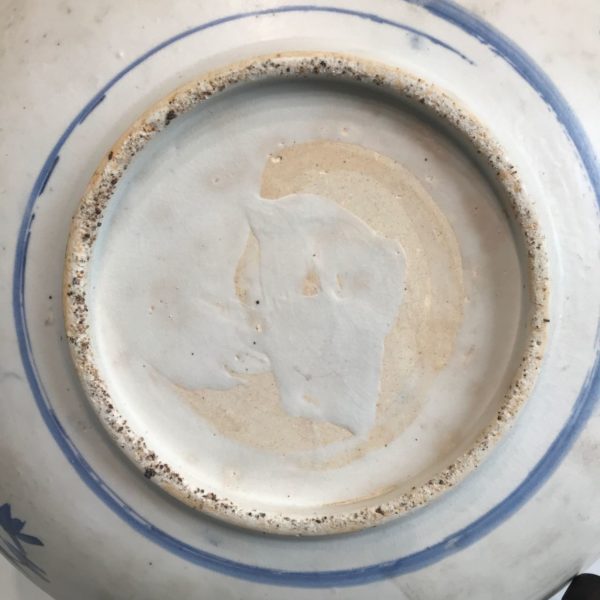 Grand plat porcelaine Ming (bleu et blanc), décor grues et des 3 amis, 38 cm – Image 4
