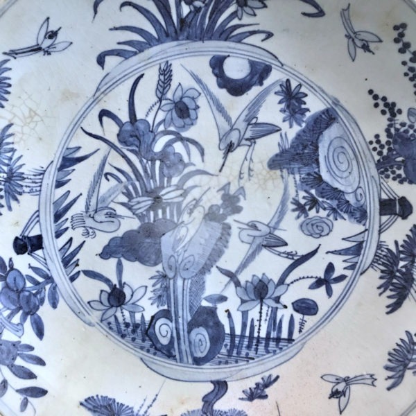 Grand plat porcelaine Ming (bleu et blanc), décor grues et des 3 amis, 38 cm – Image 2