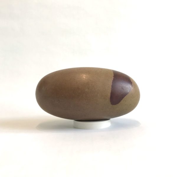 Shiva Lingam, pierre sacrée en Inde. Hauteur: 15 cm – Image 2