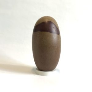 Shiva Lingam, pierre sacrée en Inde. Hauteur: 15 cm