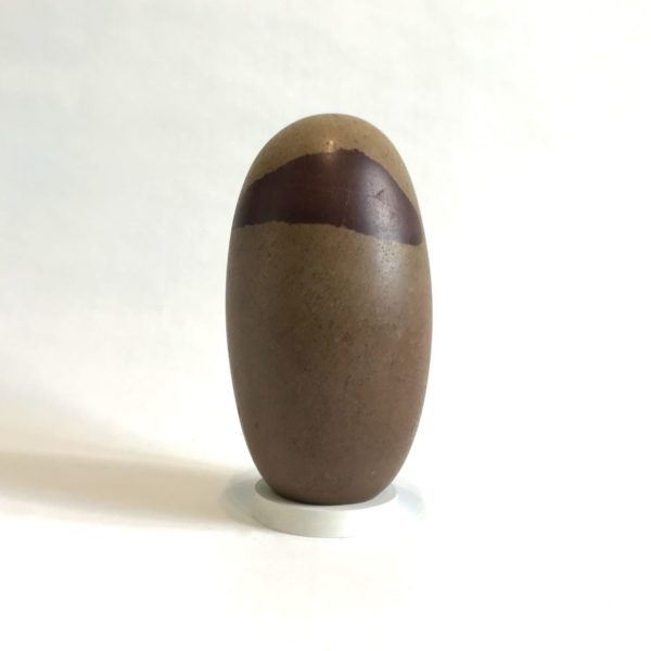 Shiva Lingam, pierre sacrée en Inde. Hauteur: 15 cm
