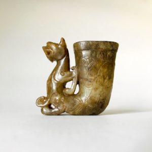 Jade archaïque chinois #11: Coupe de libation décor d’un corps de lion dragon sculpté.