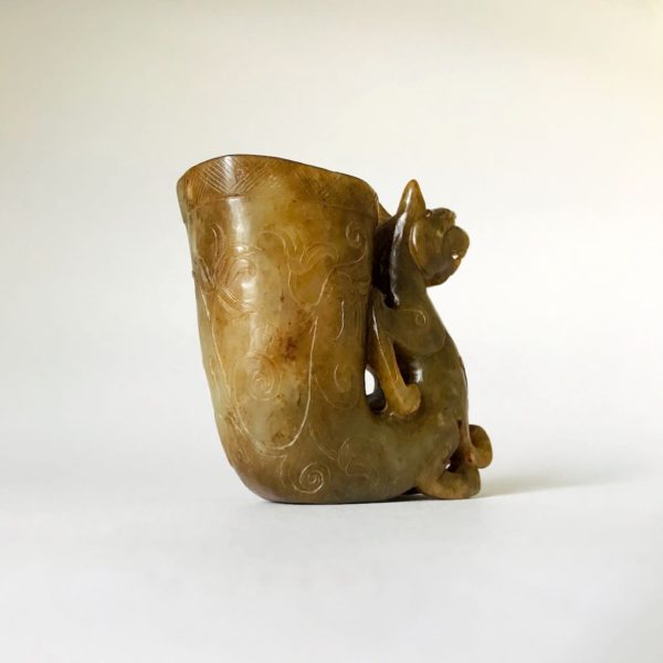 Jade archaïque chinois #11: Coupe de libation décor d’un corps de lion dragon sculpté. – Image 4