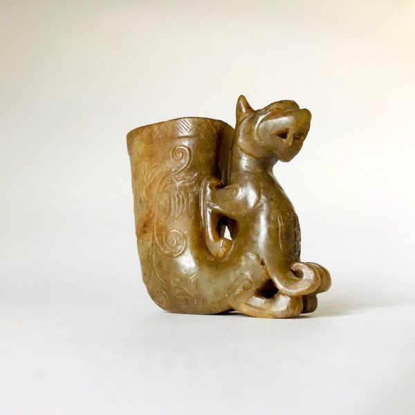 Jade archaïque chinois #11: Coupe de libation décor d’un corps de lion dragon sculpté. – Image 6