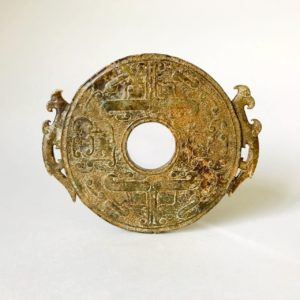 Jade archaïque chinois #17: Disque "Bi" avec des masques Taoïstes et deux dragons