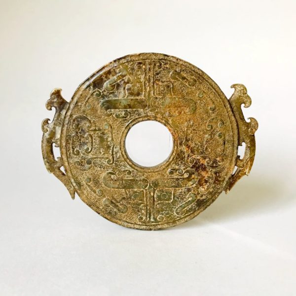 Jade archaïque chinois #17: Disque "Bi" avec des masques Taoïstes et deux dragons