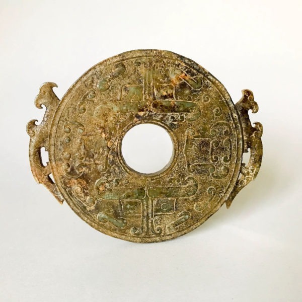 Jade archaïque chinois #17: Disque "Bi" avec des masques Taoïstes et deux dragons – Image 3