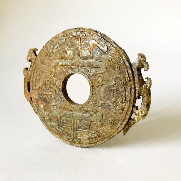 Jade archaïque chinois #17: Disque "Bi" avec des masques Taoïstes et deux dragons – Image 4