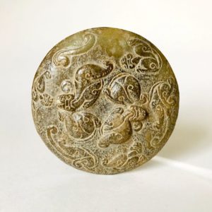 Jade archaïque chinois #18: Disque "Bi" décoré des animaux chimériques