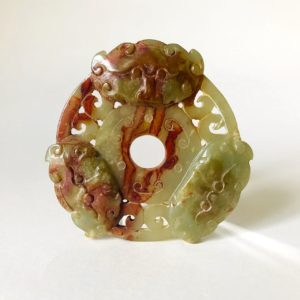 Jade archaïque chinois #19: Disque "Bi" entouré de 3 masques Taoïstes en reliefs