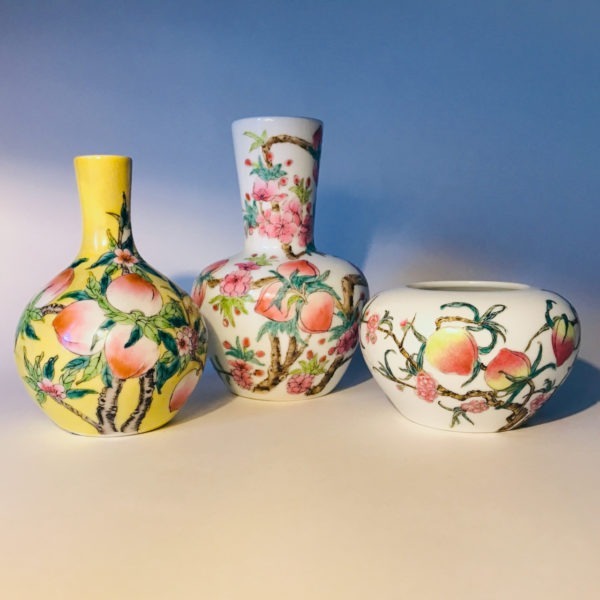 3 porcelaines au décor de pêches et de fleurs de pêchés.