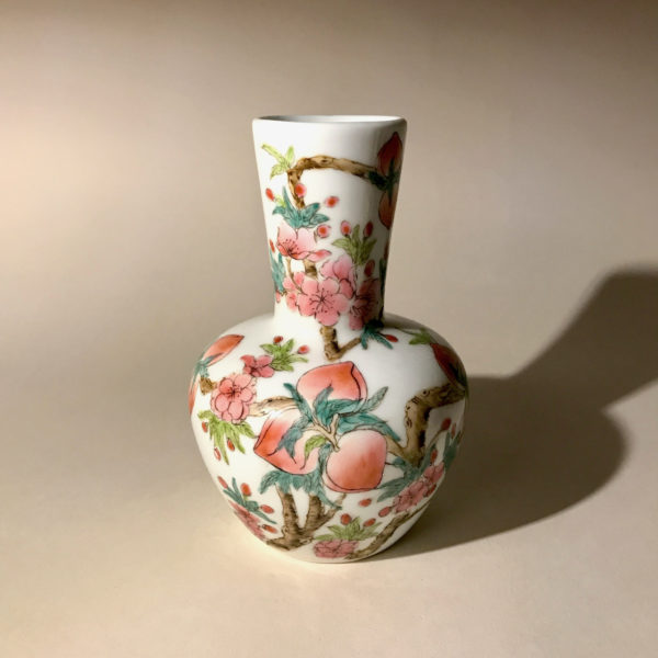 3 porcelaines au décor de pêches et de fleurs de pêchés. – Image 8