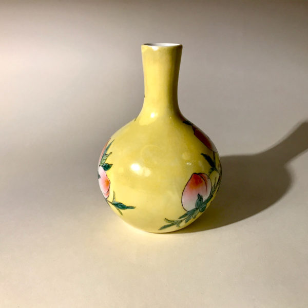 3 porcelaines au décor de pêches et de fleurs de pêchés. – Image 4