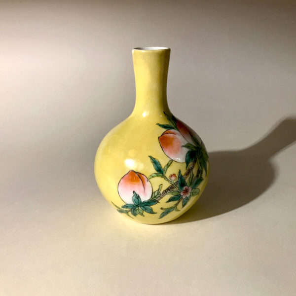 3 porcelaines au décor de pêches et de fleurs de pêchés. – Image 5