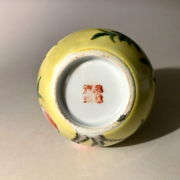 3 porcelaines au décor de pêches et de fleurs de pêchés. – Image 7