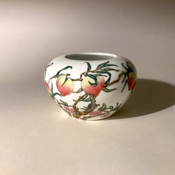 3 porcelaines au décor de pêches et de fleurs de pêchés. – Image 13