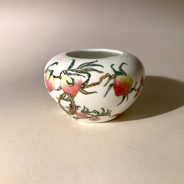 3 porcelaines au décor de pêches et de fleurs de pêchés. – Image 14