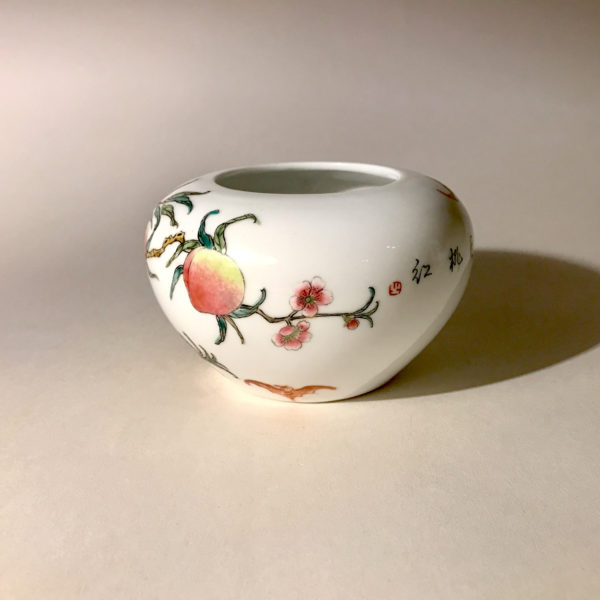 3 porcelaines au décor de pêches et de fleurs de pêchés. – Image 15