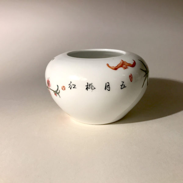 3 porcelaines au décor de pêches et de fleurs de pêchés. – Image 16
