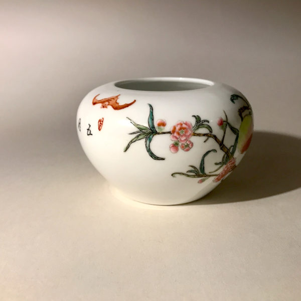 3 porcelaines au décor de pêches et de fleurs de pêchés. – Image 17