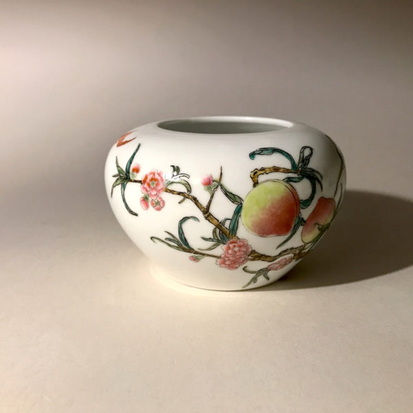 3 porcelaines au décor de pêches et de fleurs de pêchés. – Image 18