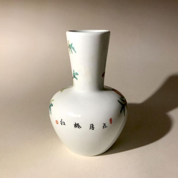 3 porcelaines au décor de pêches et de fleurs de pêchés. – Image 11