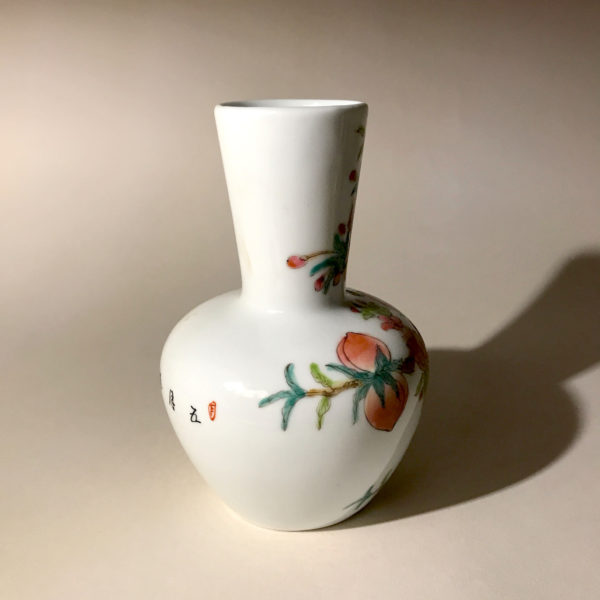 3 porcelaines au décor de pêches et de fleurs de pêchés. – Image 10