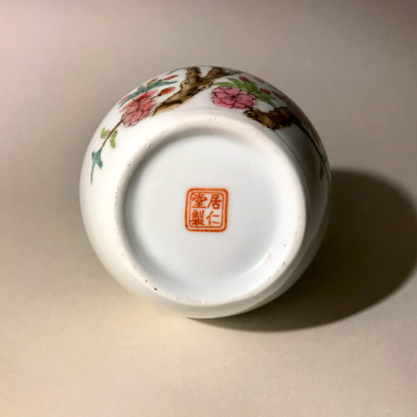 3 porcelaines au décor de pêches et de fleurs de pêchés. – Image 12