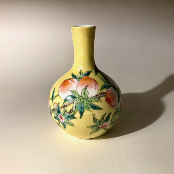 3 porcelaines au décor de pêches et de fleurs de pêchés. – Image 6