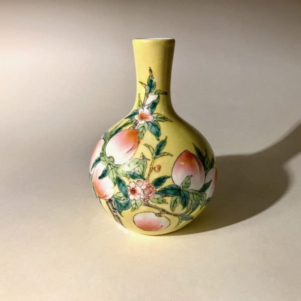 3 porcelaines au décor de pêches et de fleurs de pêchés. – Image 2