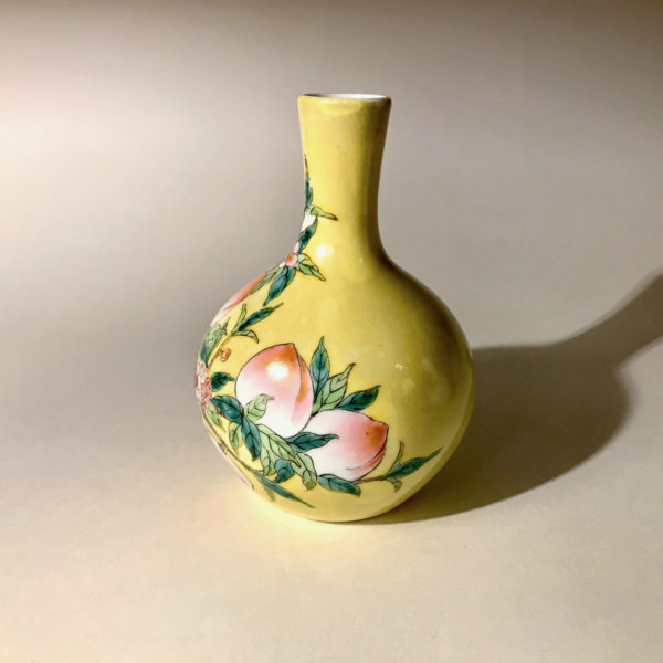 3 porcelaines au décor de pêches et de fleurs de pêchés. – Image 3