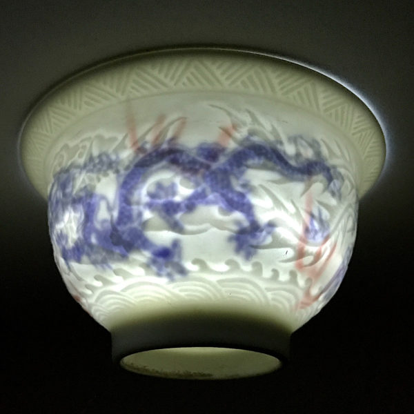 Paire de bols en porcelaine blanche à décor secret dit ANHUA. Chine, dynastie Qing, XVIIIE-XIXE siècle. – Image 10