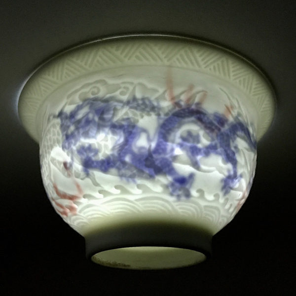 Paire de bols en porcelaine blanche à décor secret dit ANHUA. Chine, dynastie Qing, XVIIIE-XIXE siècle. – Image 9