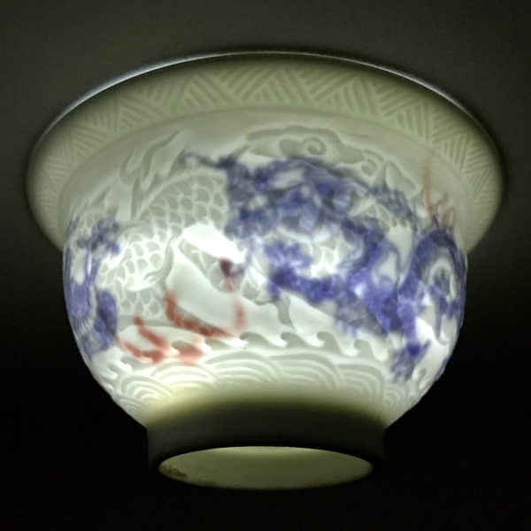 Paire de bols en porcelaine blanche à décor secret dit ANHUA. Chine, dynastie Qing, XVIIIE-XIXE siècle. – Image 8