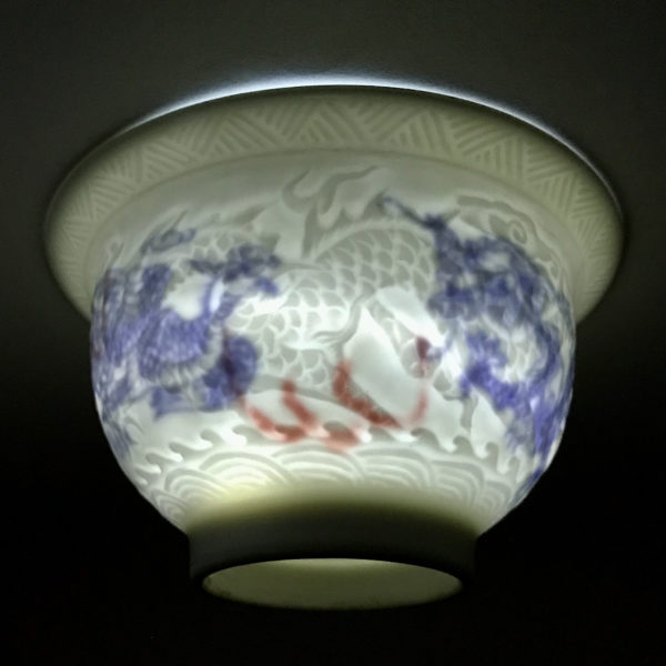 Paire de bols en porcelaine blanche à décor secret dit ANHUA. Chine, dynastie Qing, XVIIIE-XIXE siècle. – Image 2