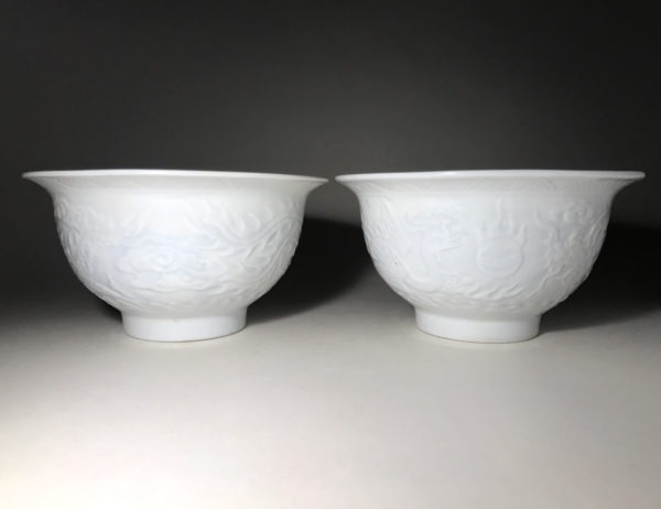 Paire de bols en porcelaine blanche à décor secret dit ANHUA. Chine, dynastie Qing, XVIIIE-XIXE siècle. – Image 12