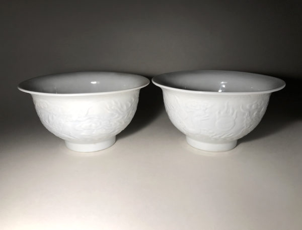 Paire de bols en porcelaine blanche à décor secret dit ANHUA. Chine, dynastie Qing, XVIIIE-XIXE siècle. – Image 13