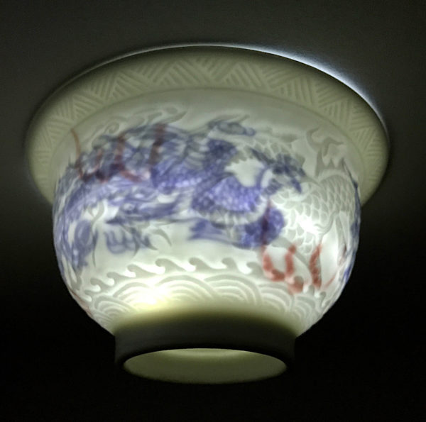 Paire de bols en porcelaine blanche à décor secret dit ANHUA. Chine, dynastie Qing, XVIIIE-XIXE siècle. – Image 3