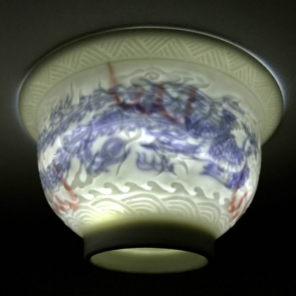 Paire de bols en porcelaine blanche à décor secret dit ANHUA. Chine, dynastie Qing, XVIIIE-XIXE siècle. – Image 4