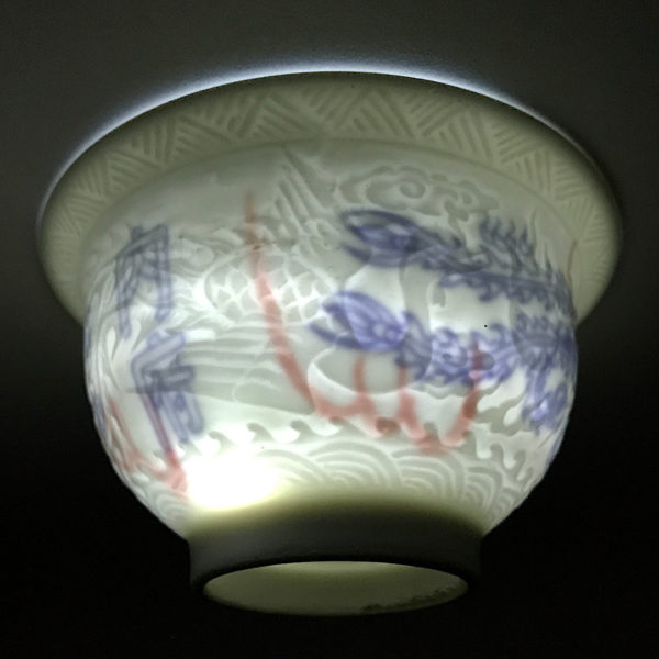 Paire de bols en porcelaine blanche à décor secret dit ANHUA. Chine, dynastie Qing, XVIIIE-XIXE siècle. – Image 6