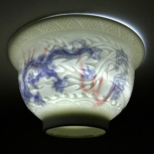 Paire de bols en porcelaine blanche à décor secret dit ANHUA. Chine, dynastie Qing, XVIIIE-XIXE siècle. – Image 11