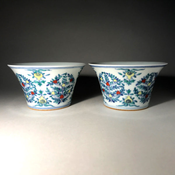 Porcelaine Wu Cai N°1: Paire de Bols portant la marque dynastique de l’empereur Jon-Tching (1723 1735)