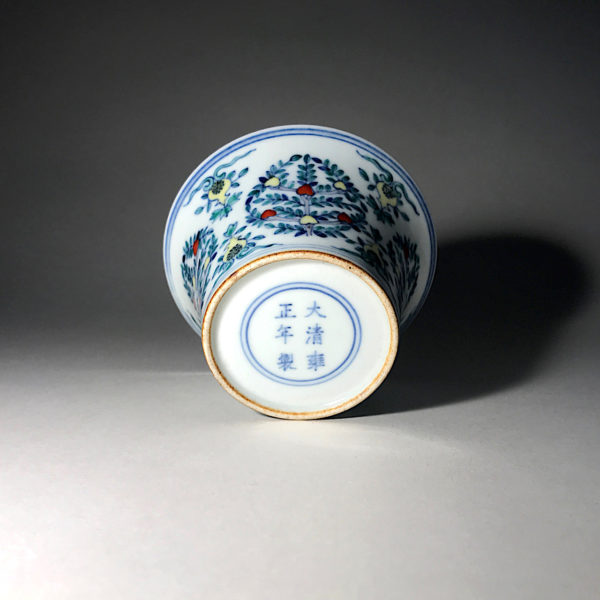 Porcelaine Wu Cai N°1: Paire de Bols portant la marque dynastique de l’empereur Jon-Tching (1723 1735) – Image 9