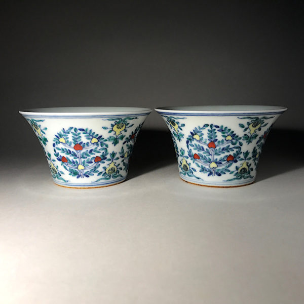 Porcelaine Wu Cai N°1: Paire de Bols portant la marque dynastique de l’empereur Jon-Tching (1723 1735) – Image 2