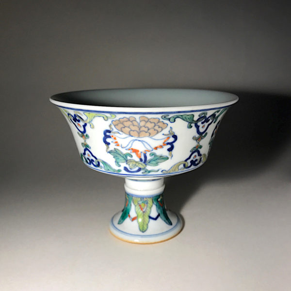Porcelaine Wu Cai N°2: Coupe de libation avec la marque dynastique de l’empereur Tshing Hoa (1465 1488).